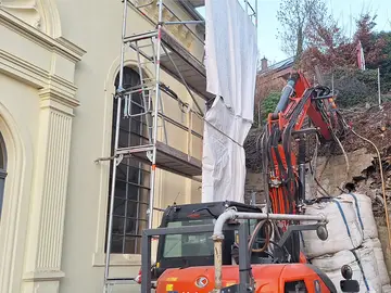 The bulk bags installed as an emergency stabilization measure between the wall and the synagogue are preventing further deterioration.